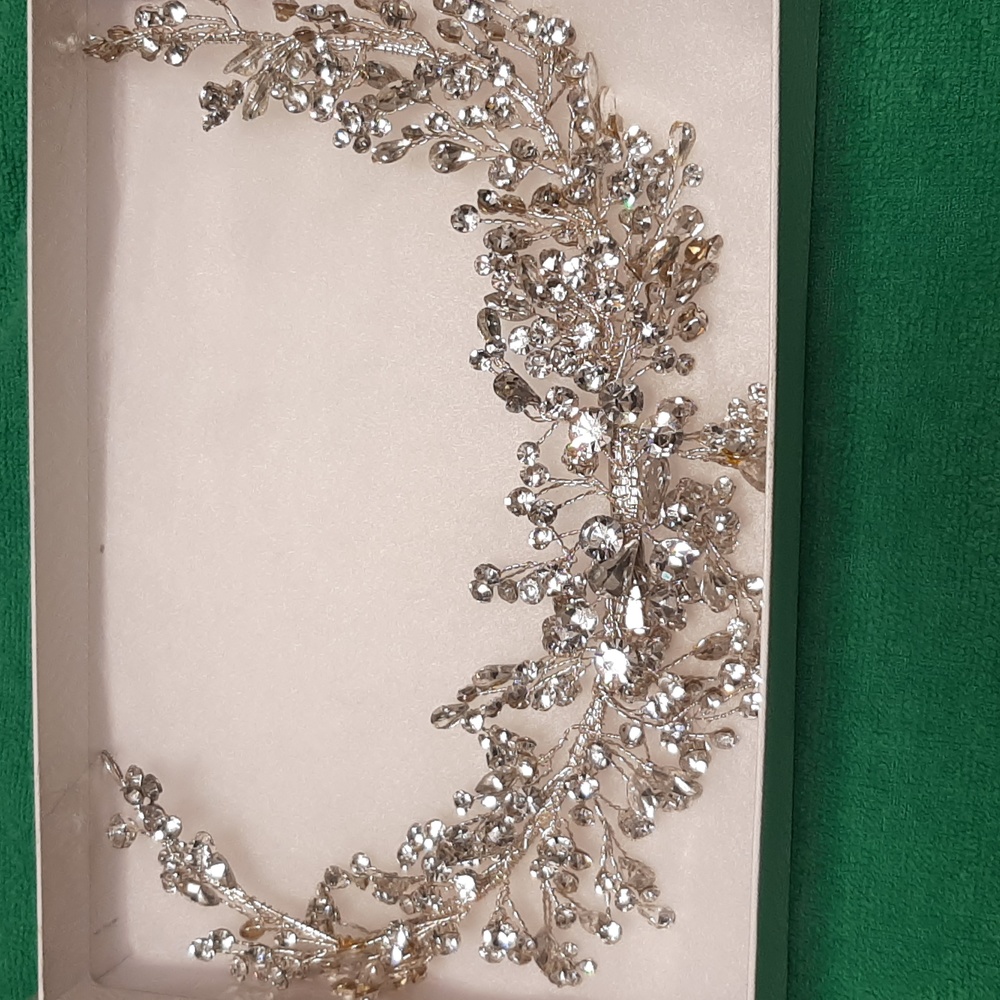 A Silver Rhinestones Wedding Hair Accessory